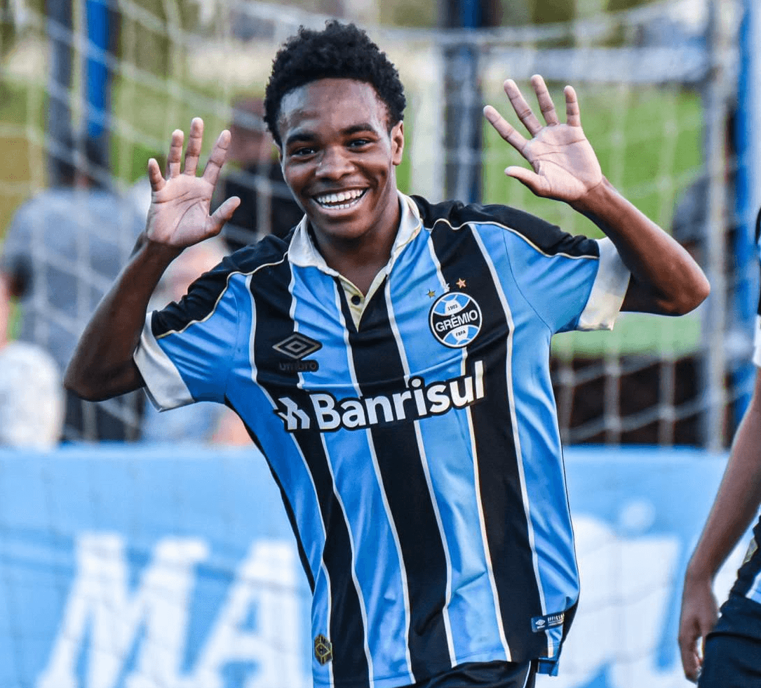Kervens Presley Durosema smiling in a Grêmio jersey